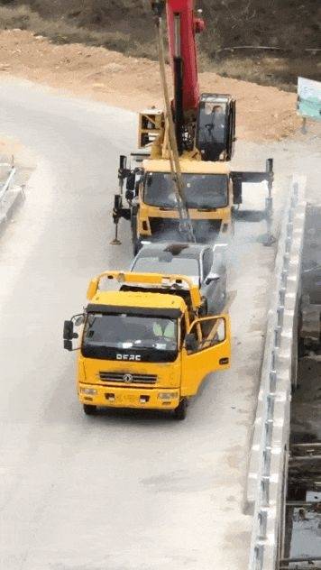 01,广西北海,一辆小鹏p7在掉入大桥下之后,用吊车吊上来再装到拖车的