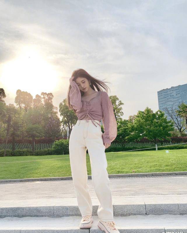 原创26岁鞠婧祎晒春游美照站在台阶上凹造型那刻确定身高159