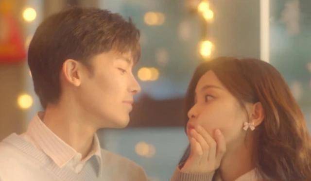 杨超越和候昊明吻戏太甜了,网友:不拍个偶像剧恐怕很难收场_侯明昊