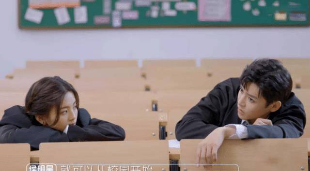 杨超越和候昊明吻戏太甜了,网友:不拍个偶像剧恐怕很难收场_侯明昊