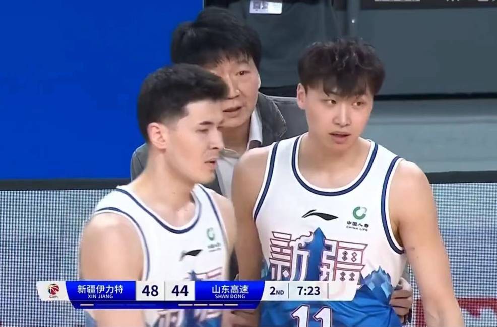 对手是本赛季战绩不佳的山东男篮,这场比赛是新疆男篮新外援威金顿和