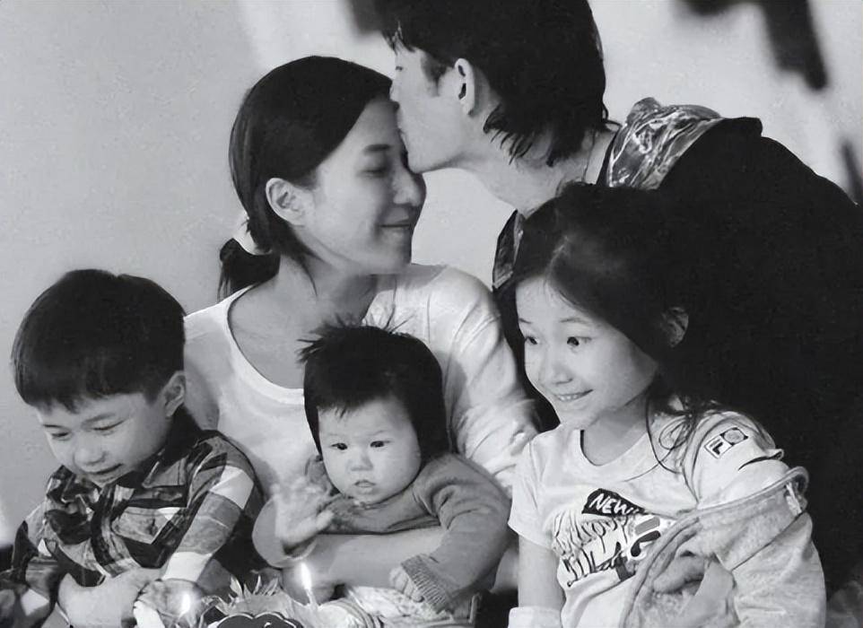 钟嘉欣与老公在马尔代夫度假结婚8年依旧甜蜜如初