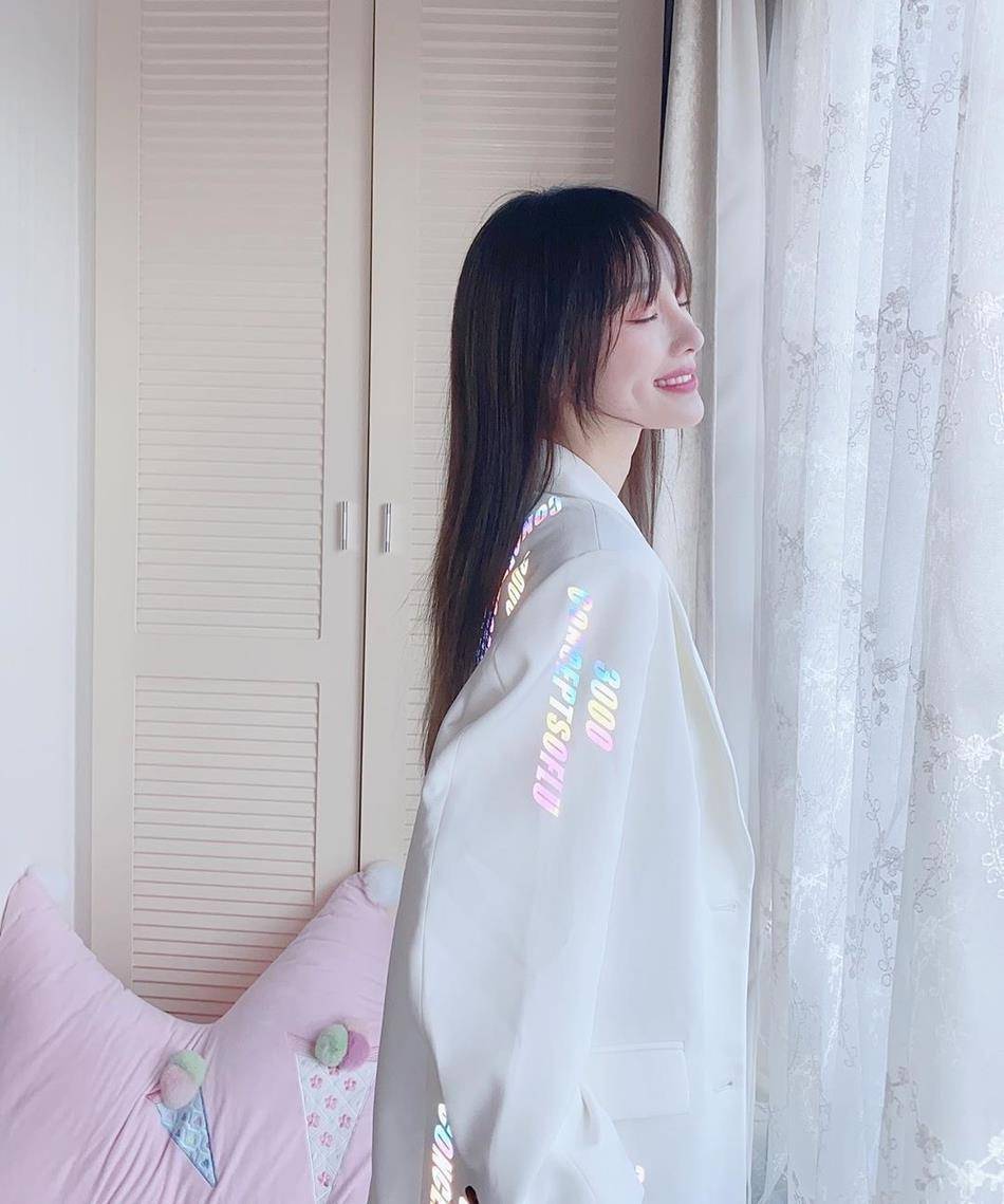 原创李小璐久违晒营业照当镜头转向侧颜时立体下巴让人移不开眼