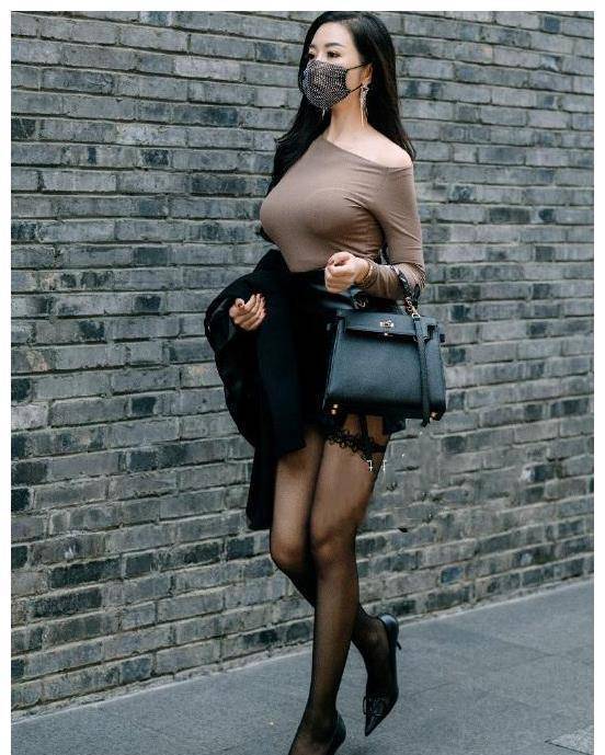 原创黑短裙如何搭配街头美女的女神范儿展现凹凸身材