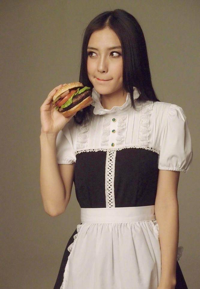 baby早年旧照又被曝光,为赚钱"徒手"吃意面,表情丰富不见僵硬_杨颖_的