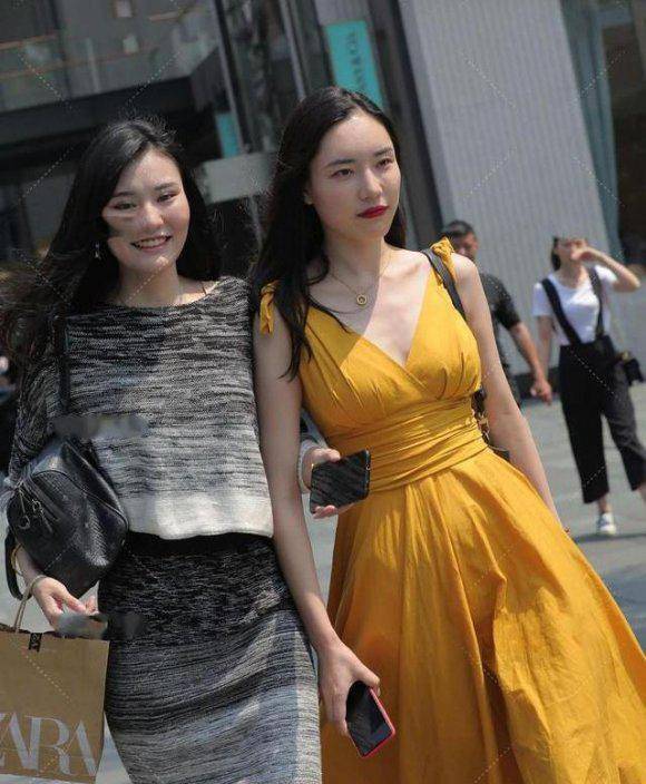 闺蜜出行,裙套装与连衣裙的完美比拼,美的各有魅力,优雅迷人_姐姐