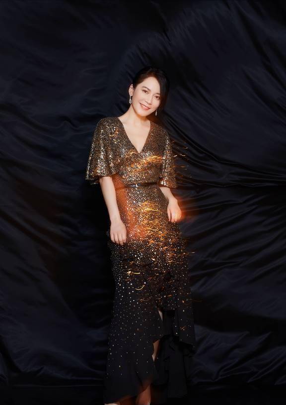 原创俞飞鸿身材真时尚西装这么紧照样塞真怕绷不住