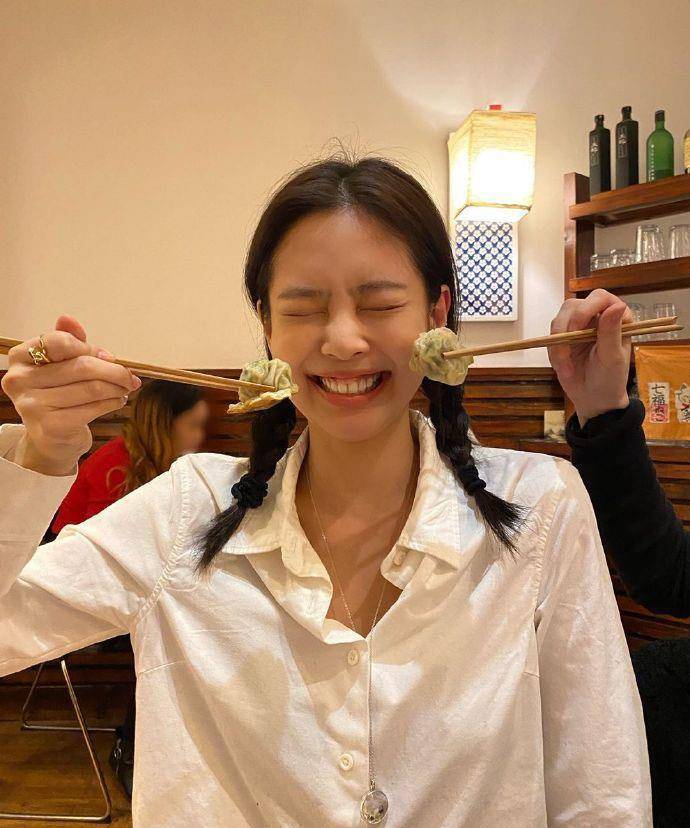 原创人间香奈儿jennie爆近照针织衫配皮裤真不是一般人能驾驭