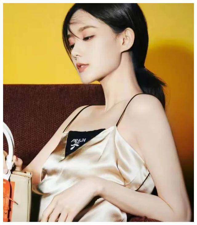 李一桐性感金色长裙完美展现魔鬼身材令人心动