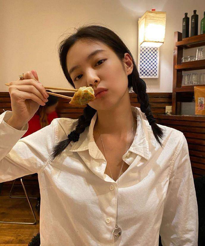 原创人间香奈儿jennie爆近照针织衫配皮裤真不是一般人能驾驭