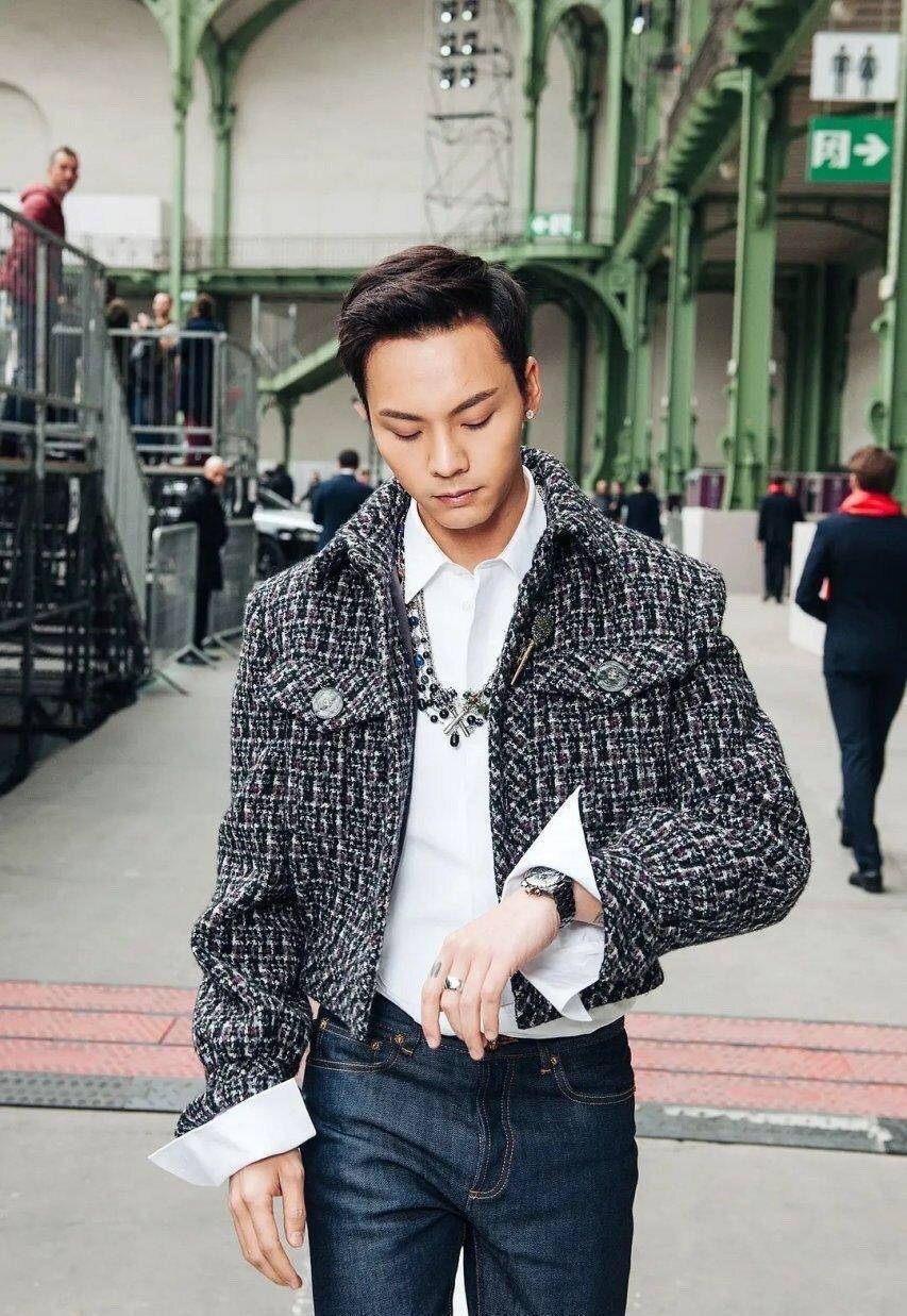 原创白面小生变胡子大叔陈伟霆的荷尔蒙爆发与外甥女合照超有爱