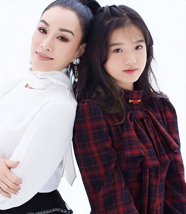 原创钟丽缇小女儿考拉庆14岁生日打扮成熟美得让人挪不开眼睛