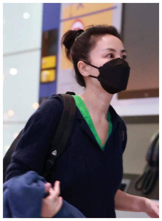 王菲机场潇洒装longchamp包抢眼让你轻松上班