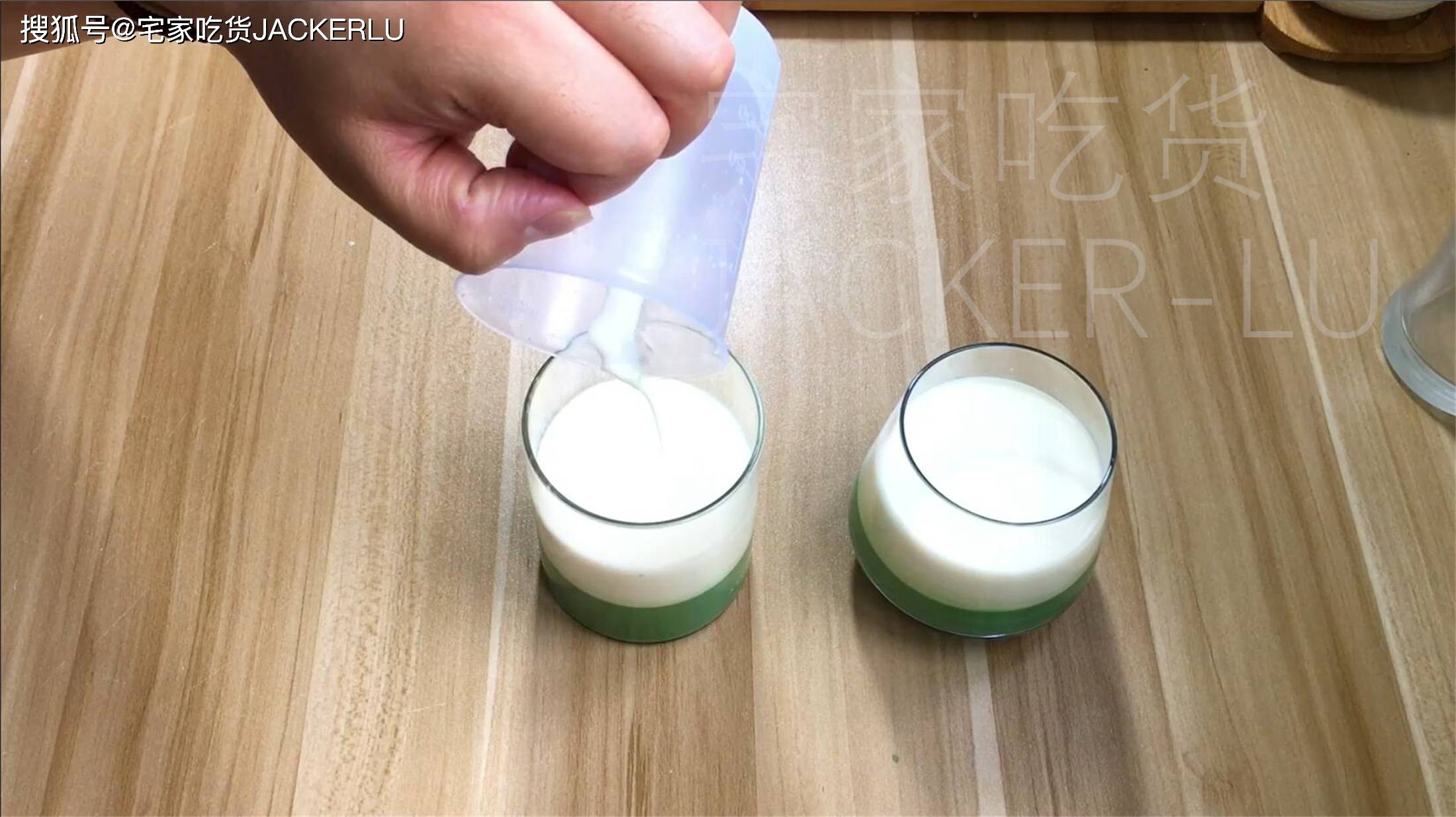 抹茶三色布丁,将抹茶香,红丝绒香草香和浓郁奶油风味._牛奶_白砂糖_冷