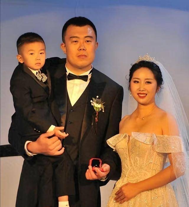 从最初的年薪10万人民币起步,到千万合同,再到现在的老将合同,韩德君