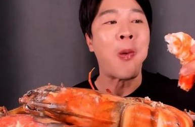 原创小伙子直播吃大虾刚吃一口露出破绽网友别以为我们好忽悠