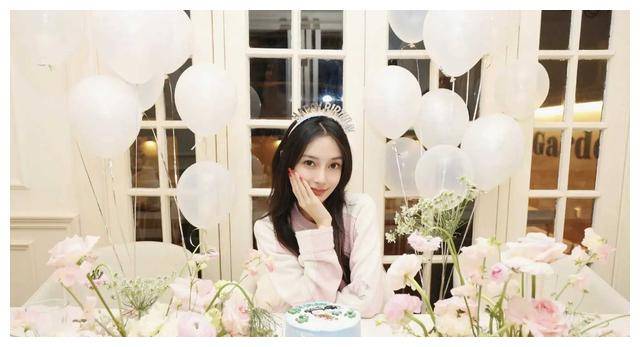 杨颖7岁女儿照首曝光小海绵正面登场颜值引发热议