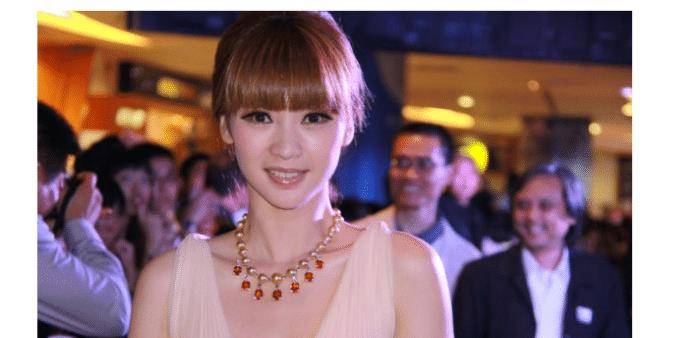 小时候的柳岩就很喜欢艺术,曾担任过班里的文艺委员,漂亮的女孩慢慢