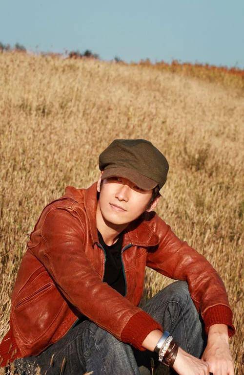 1999年的满江,唱着《裙角飞扬》,成为了当红辣子鸡.