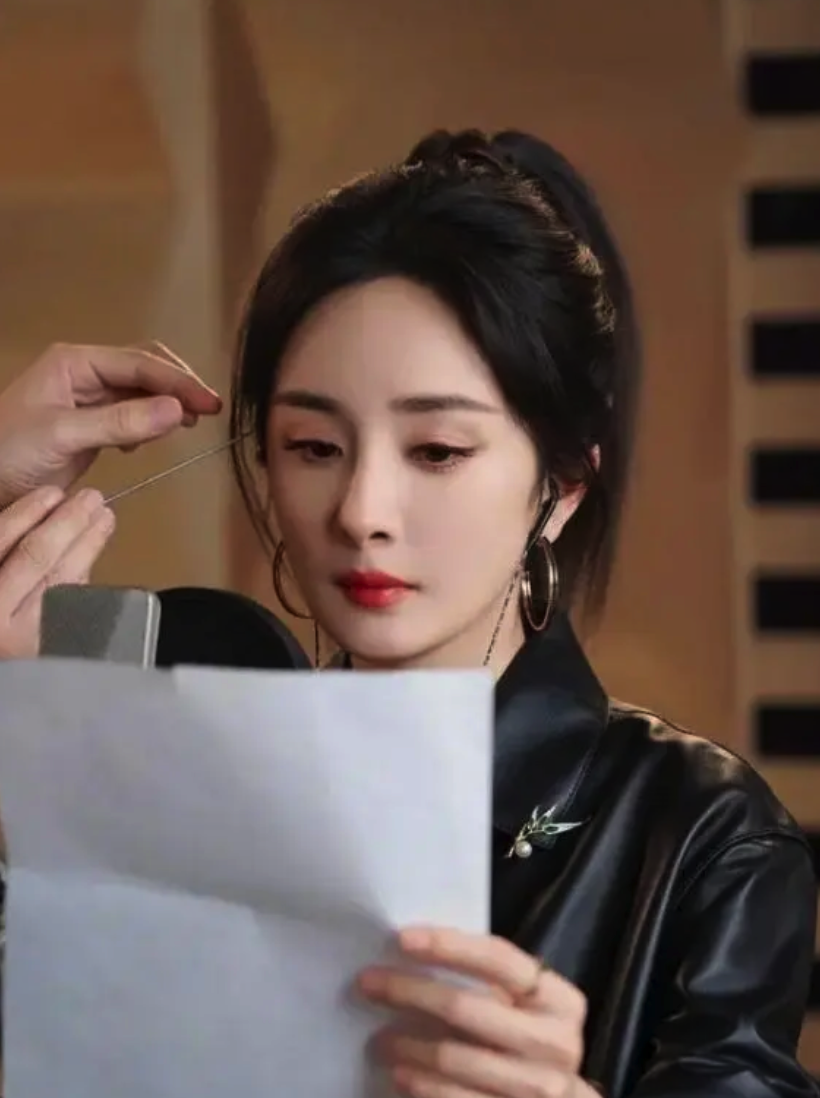 原创杨幂回母校担任考官被批演技不过关来误人子弟拍戏还要老师