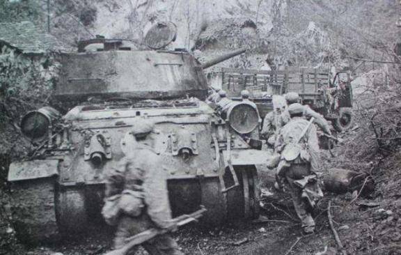 原创79年奇穷河坦克对射越军只见炮管55军无任何掩体结果如何