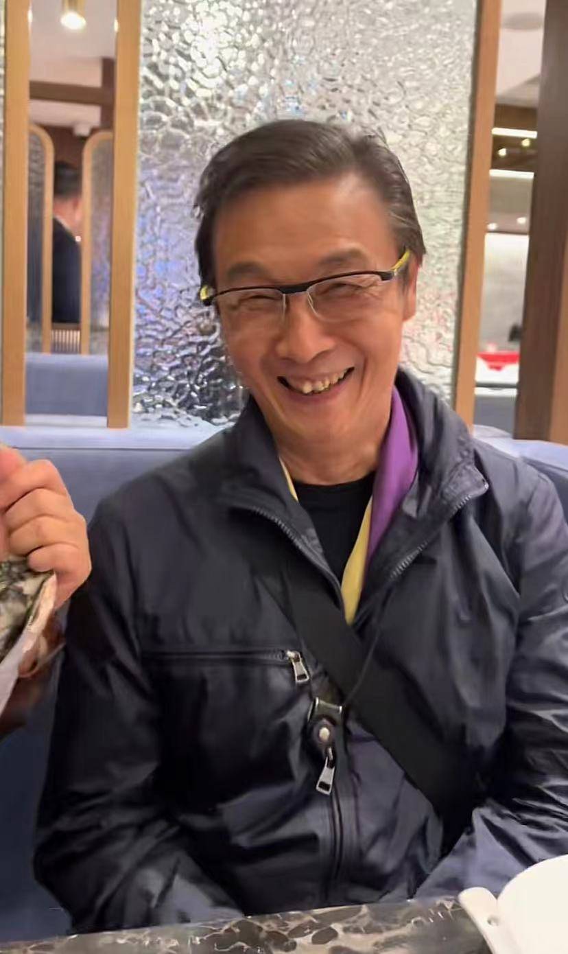 原创李立群一家三口看望老友刘松仁曾合作过多部作品刘松仁显年轻