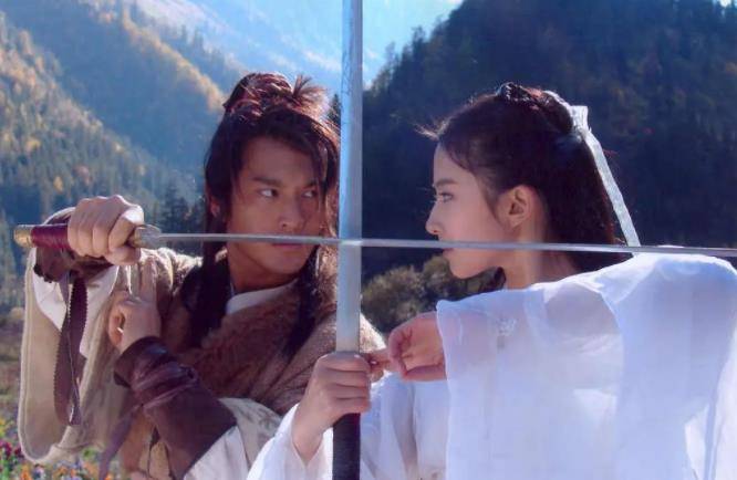 黄晓明在杨过跳崖前的表现简直就是灾难,完全无法与古天乐那如同书中