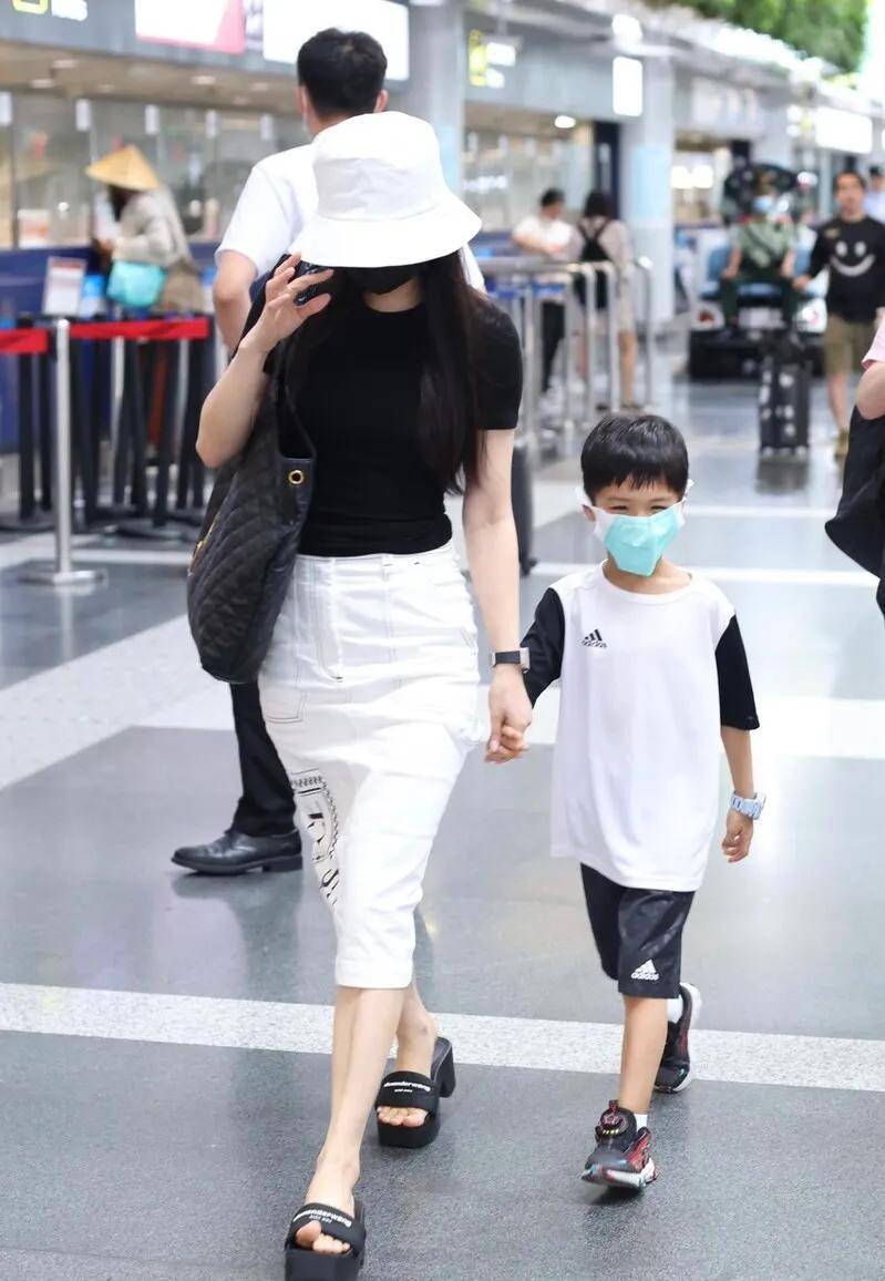 照片中,黄圣依身穿蓝色长裙出镜,打扮仙气十足,看起来超美,和儿子的