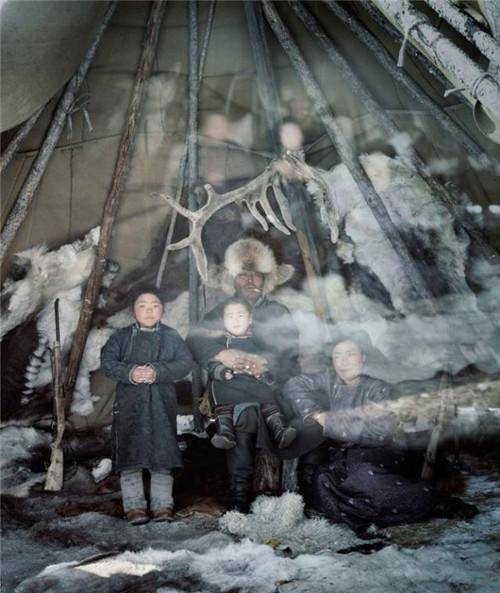 查腾族的居住也离不开鹿,他们保留着蒙古人住帐篷的习惯,利用木架支撑