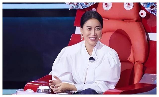 那英与老公罕见携手穿戴大不同夫妻间微妙张力引人关注