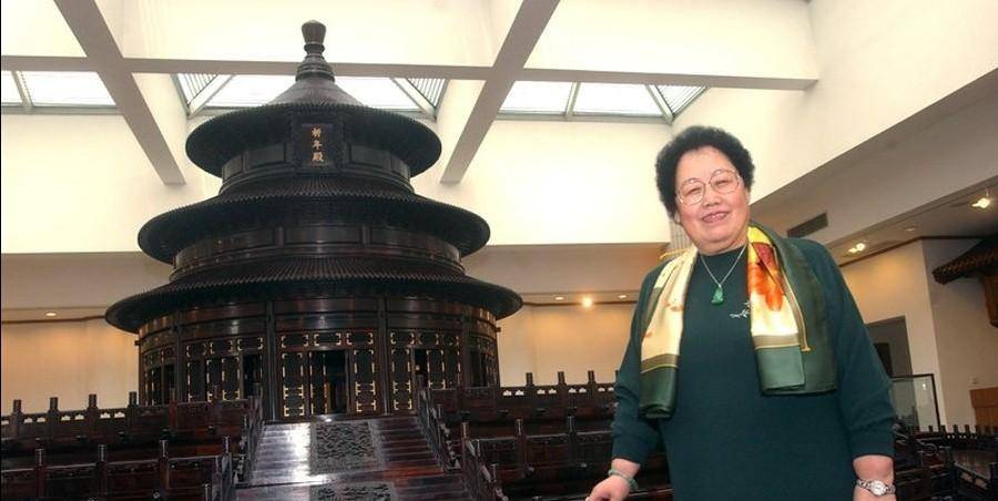 迟重瑞确实少奋斗了很多年,比如迟重瑞喜欢紫檀木,陈丽华就耗资2亿
