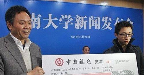 中南大学校长张尧学直接宣布,将还是大4学生的刘路定为中南大学正教授