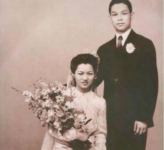 在霍英东和吕燕妮的结婚照上,身着白色婚纱的吕燕妮坐在霍英东左边,怀