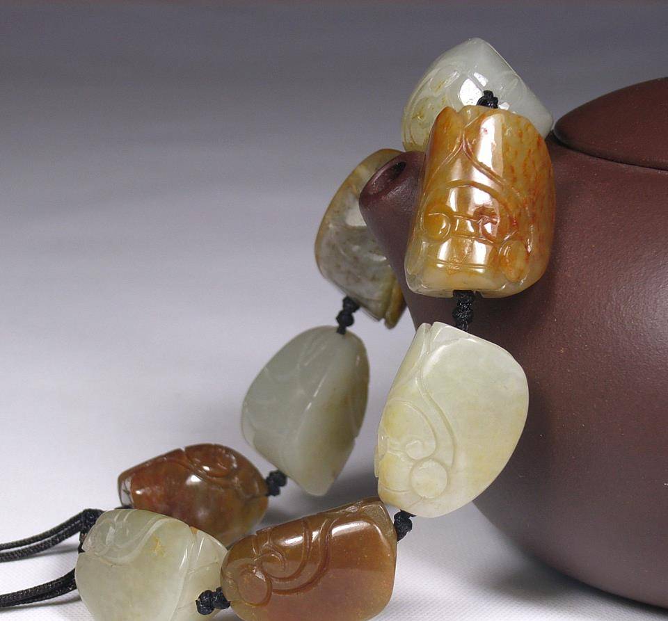 原创一女子带玉蝉鉴宝说已经佩戴十年专家还不赶紧取下来