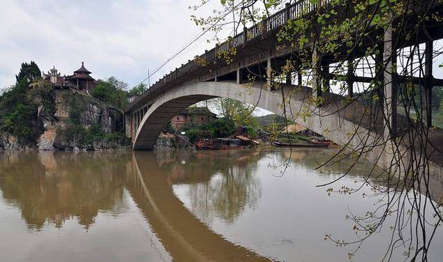 中国最"反常"的桥梁,整座桥不用桥墩支撑,设计师才初中毕业