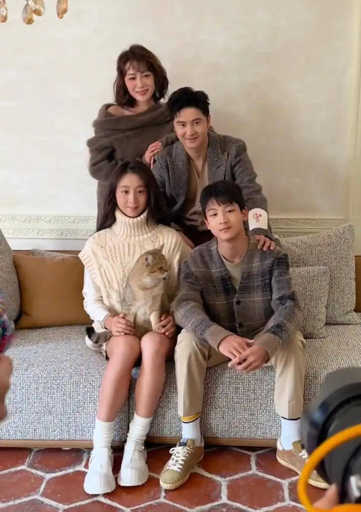 原创田亮叶一茜拍全家福画面温馨颜值养眼12岁小亮仔跟森碟一样高