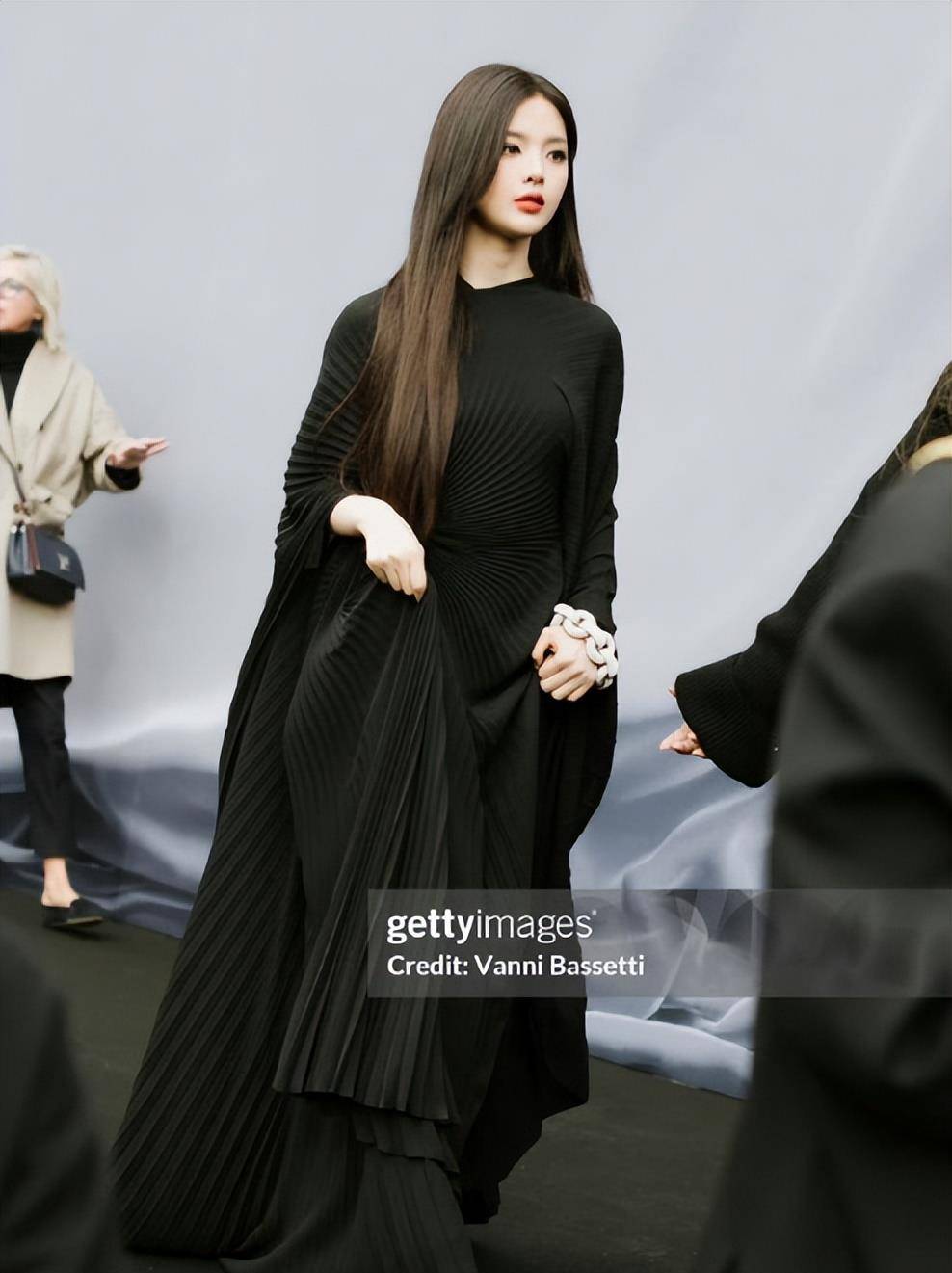 原创蜂腰翘臀的lisa土气的刘亦菲巴黎这一夜女星审美差距出来了