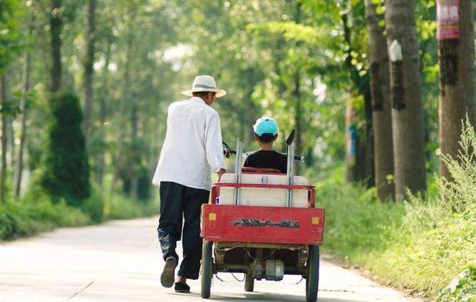 他是一个农民77岁演了人生第一部戏击败吴京邓超拿下金鸡奖