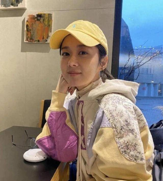 43岁张娜拉近况惊艳肤若凝脂笑容如花与兄长同游尽享欢乐时光