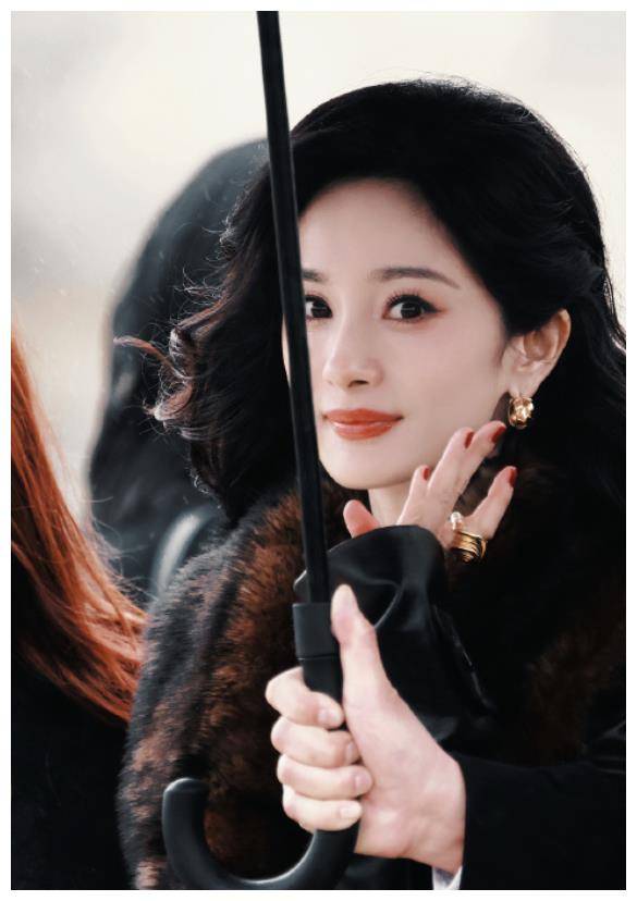 杨幂38岁现身巴黎法国身着时尚华贵两名保镖全程保护