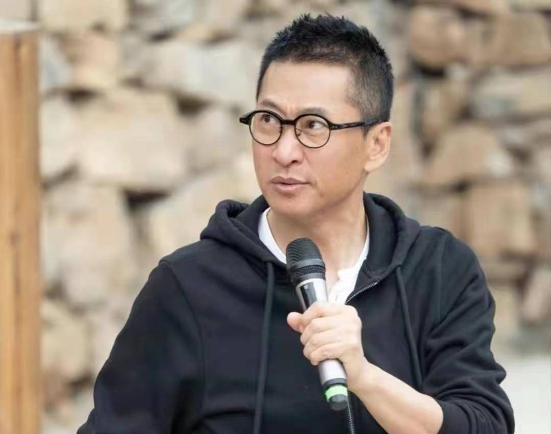 (综艺节目《五十公里桃花坞》)去年2月,许久未露面的周杰参与录制了