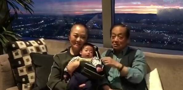 原创82岁福娃之父喜得贵子回国后教孩子吃这个网友不服不行