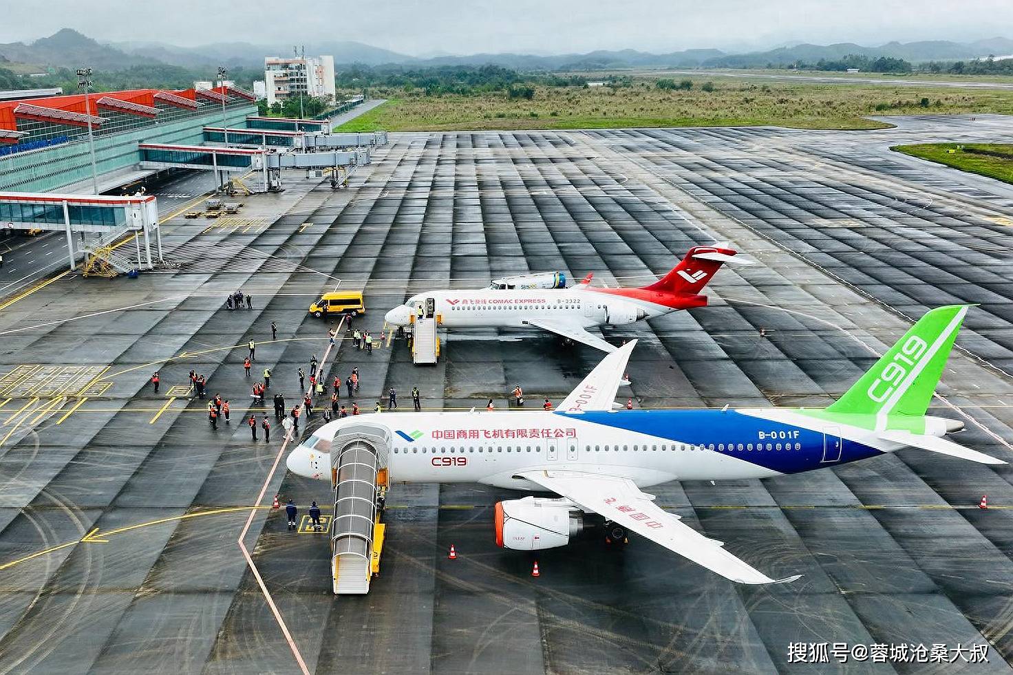 完新加坡国际航展后,于2月26日双双飞抵越南广宁省的云屯国际机场的