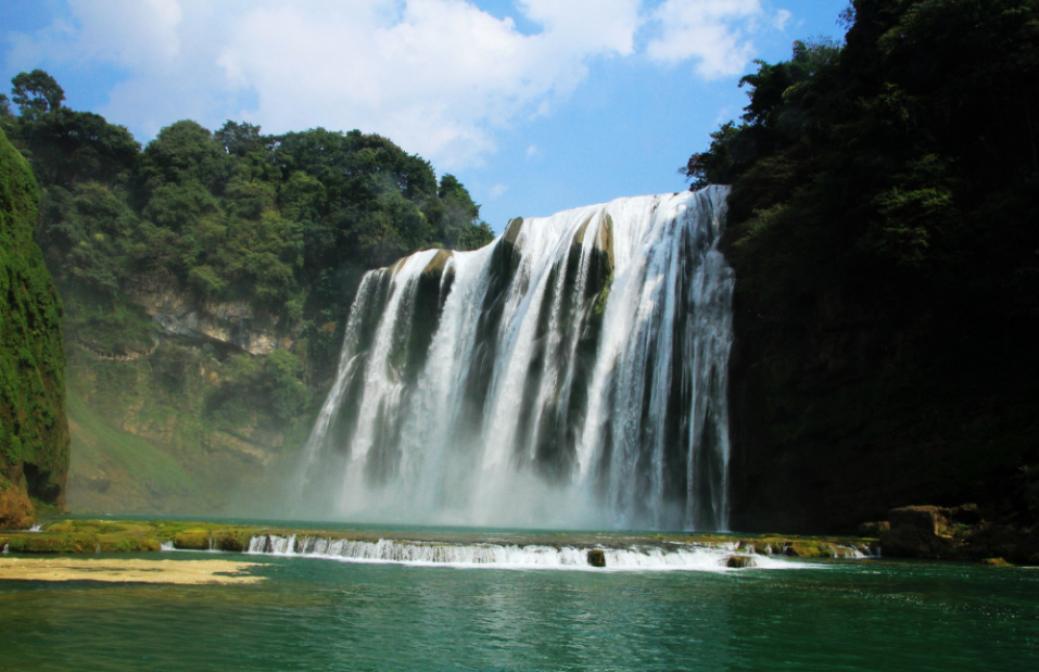 安顺黄果树景区,中午品尝特色美食安顺辣子鸡>下午"打卡"黄果树瀑布