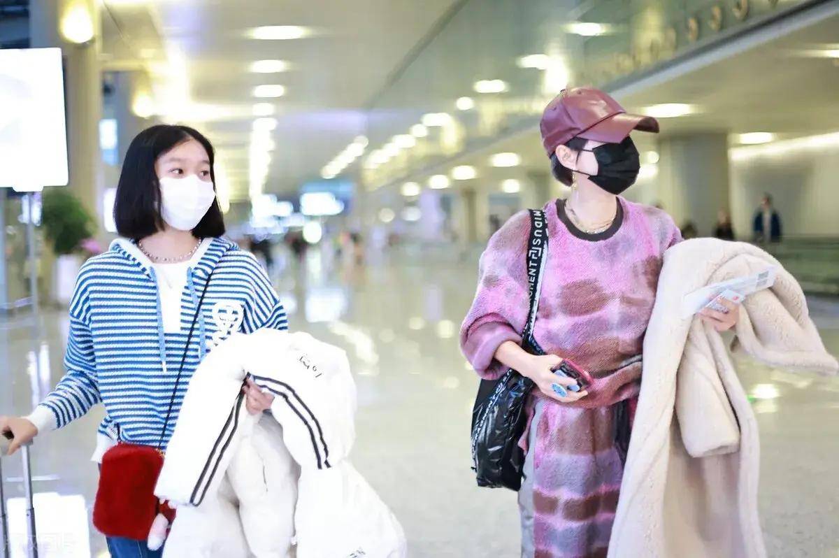 马伊琍母女现身机场,打扮时髦似姐妹花,15岁爱马剪短发青春靓丽_女儿