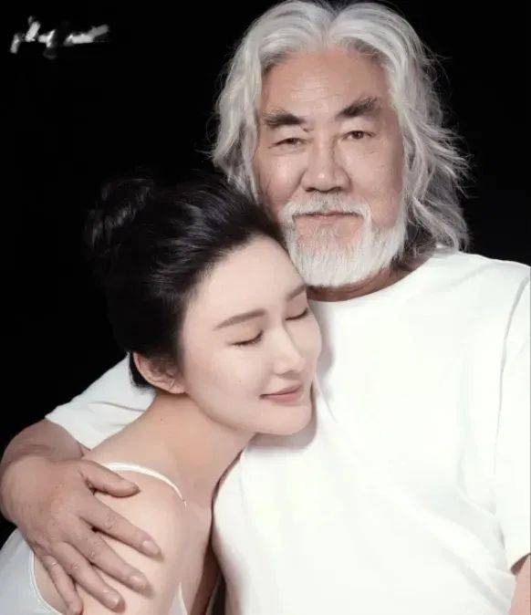 原创张纪中妻子霸气回应怀孕质疑力挺丈夫生育力坚信多子多福