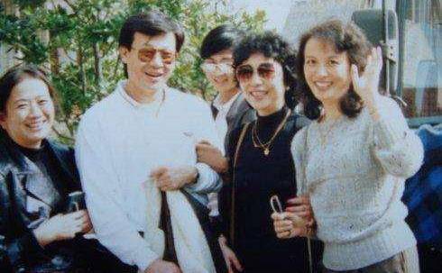 寇世勋的家里是上下两层,崔瑶琪在一层,许黎丹在二层,两个人见面会