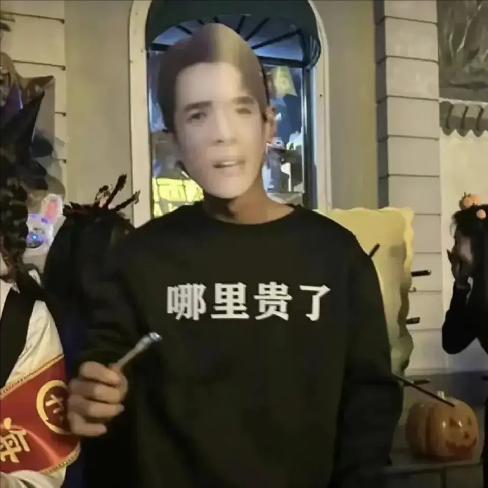 打印了一张李佳琦的经典照挡在脸前,然后手里拿着一支眉笔,美妙唯俏