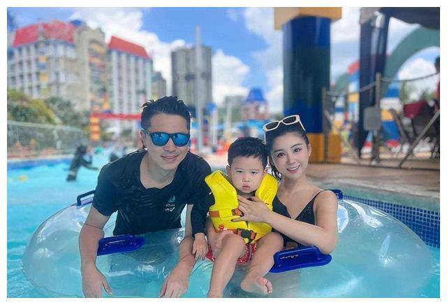 王雷全家福曝光,李小萌辣妈身材展示,儿子如双胞胎._度假_一家_家庭