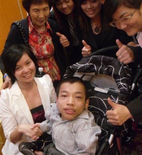 原创轮椅总裁李创利身高不到1米赚3亿娶1米7女秘书为妻